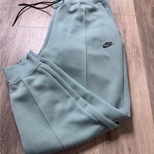 Nike Women's Tech Fleece Joggers - Mineral and Black XL